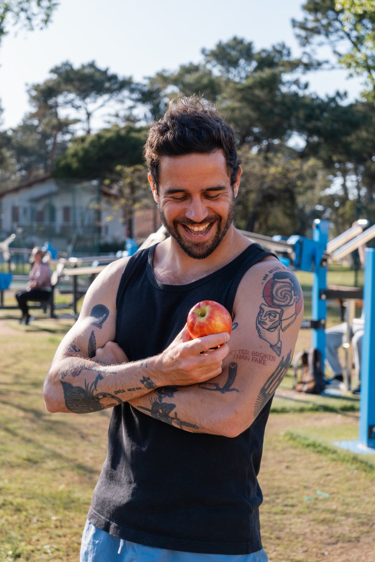 Lucas accompagne un client pendant une séance de coaching en salle