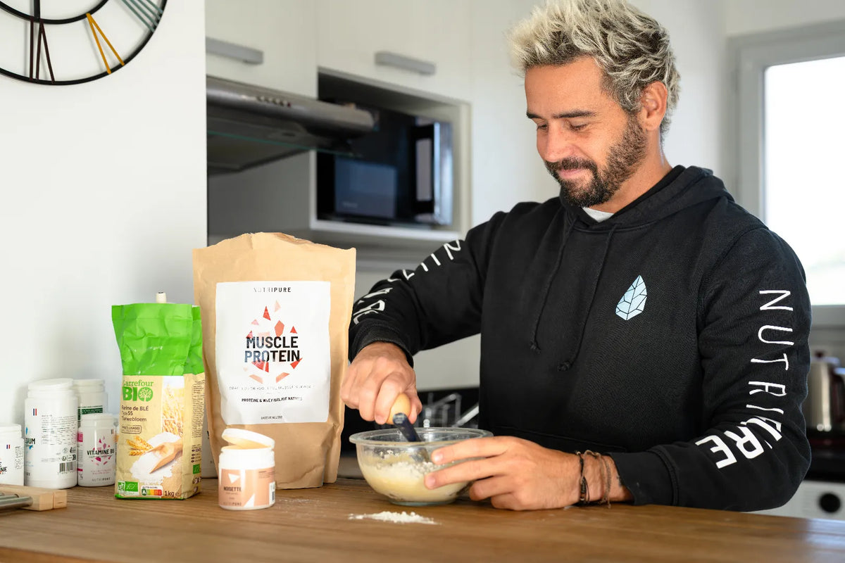 Trois personnes attablées se disputent en riant un sachet Nutripure, avec d’autres produits de la marque posés sur la table.